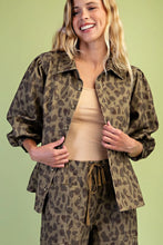 Load image into Gallery viewer, Leopard Print Snap Top
