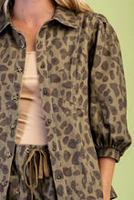 Load image into Gallery viewer, Leopard Print Snap Top
