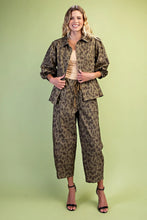 Load image into Gallery viewer, Leopard Print Snap Top
